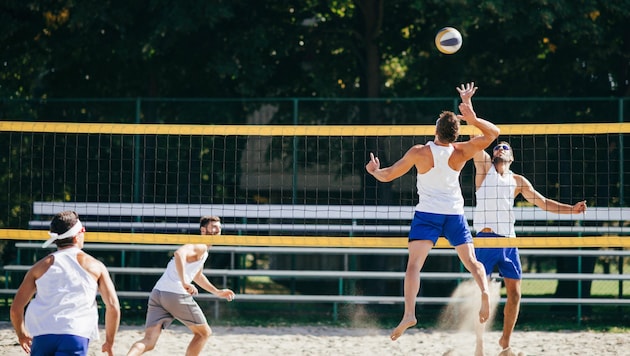 Es muss nicht immer so professionell aussehen, sondern soll vor allem Spaß machen: Beach-Volleyball ist dafür der ideale Urlaubssport (Bild: stock.adobe.com/MICROGEN@GMAIL.COM)