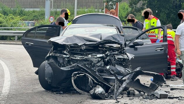 Ein schwerer Unfall mit sieben Verletzten ereignete sich Mittwoch Nachmittag in Wals. (Bild: Markus Tschepp)