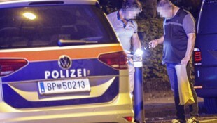 Ermittler suchen beim Tatort nach Spuren.