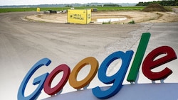 Vereinzelt hinterlassen Baumaschinen auf dem insgesamt 50 Hektar großen Areal Spuren, das im Auftrag von Google errichtete Umspannwerk steht schon länger. (Bild: Krone KREATIV/Markus Wenzel, REUTERS)