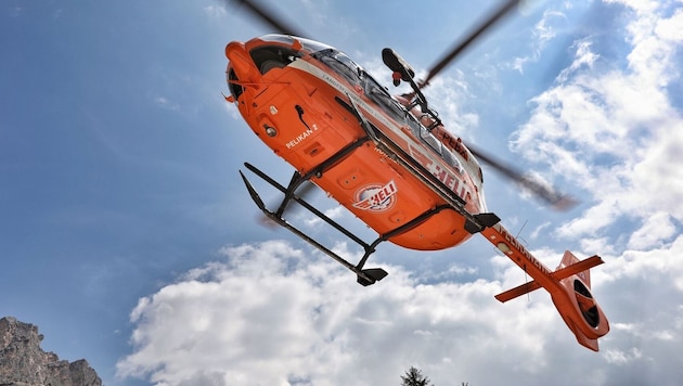 The "Pelikan 2" emergency helicopter (pictured) and mountain rescuers were deployed. (Bild: HELI/Tom Kika)