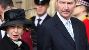 Prinzessin Anne ist zwar immer noch im Spital, erholt sich aber langsam, verriet ihr Ehemann Tim ...