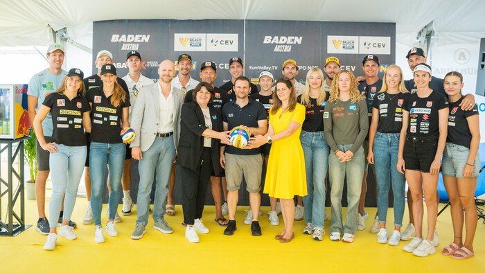 Big (team) crowd at the press conference.