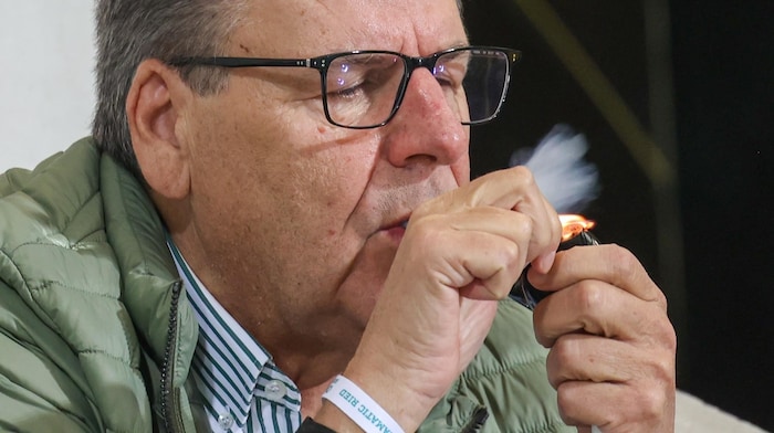 Ried-Ehrenpäsident und Nachwuchssponsor qualmt vor Ärger.