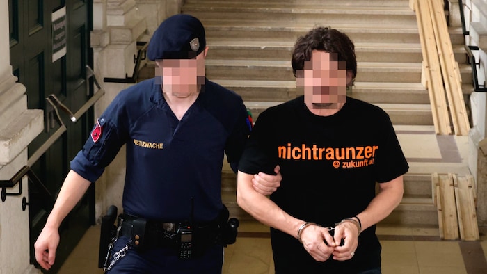 The Romanian is brought out of custody. His T-shirt quickly turns out to be self-irony.