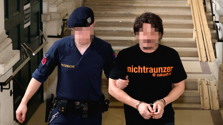 The Romanian is brought out of custody. His T-shirt quickly turns out to be self-irony. (Bild: Bissuti Kristian/Kristian Bissuti, Krone KREATIV)