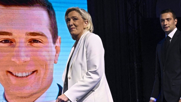 Marine Le Pen (55) yerini Bardella'ya (28) bırakıyor. (Bild: AFP or licensors)