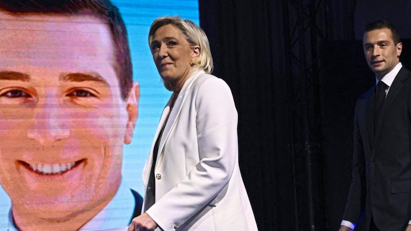 A pártalapító Marine Le Pen és pártvezetője, Jordan Bardella a hatalomért nyúl. (Bild: AFP or licensors)