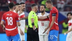 Sowohl die Türken als auch die Tschechen ärgern sich über die Vorstellung von Referee Istvan Kovacs. (Bild: AFP/Ronny HARTMANN)