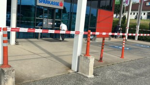 Im Foyer dieser Bankfiliale wollten die Täter die Bankomaten sprengen. 