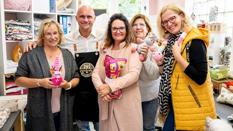 Claudia Berger and her team from the "Kreativkistl" club (3rd place in the club ranking) from Ebergassing create small works of art, write on signs and paint colorful pictures - all for a good cause. (Bild: Imre Antal)