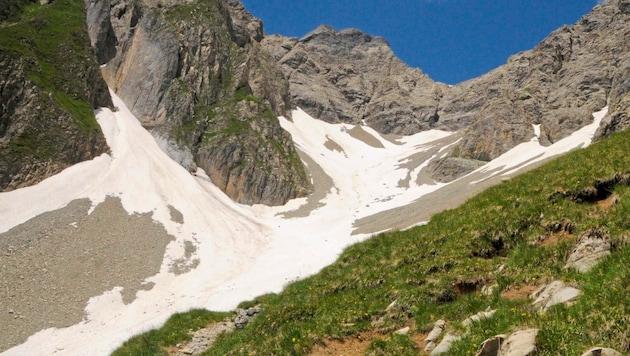 Aufgrund eines Schneefelds (Symbolbild) kam es zu dem verheerenden Alpinunfall. (Bild: Peter Freiberger)