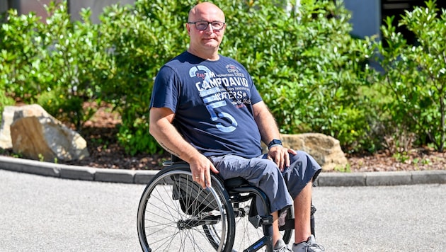 Seit einem Fenstersturz aus fast acht Metern an Silvester ist Rene Schwarz an seinen Rollstuhl angewiesen. (Bild: © Harald Dostal / 2024)