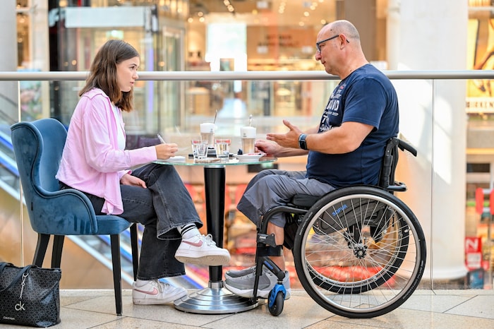 Rene Schwarz im Gespräch mit „Krone“-Redakteurin Anna Jaschek. Das Interview fand im Café Baroness in der Plus City statt.