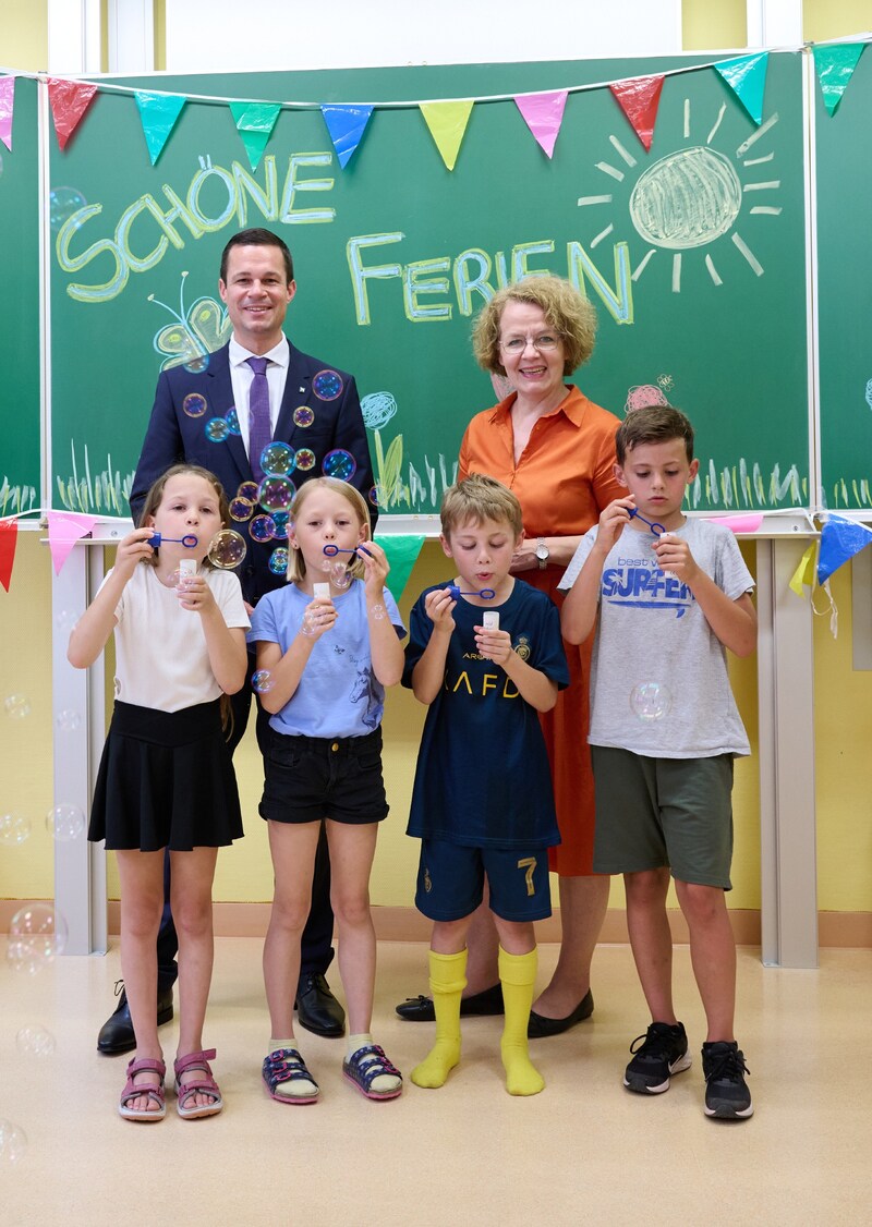 Bildungslandesrätin und -direktor waren vor dem Zeugnis zu Besuch bei der Volksschule Allhartsberg im Bezirk Amstetten (Bild: NLK Pfeiffer)