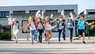 Mit dem Zeugnis in der Hand: Zwei Drittel der Volksschüler erreichten in ihrem letzten Jahr die ...