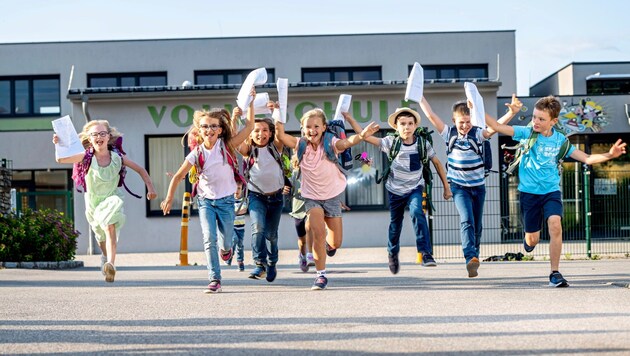 Mit dem Zeugnis in der Hand: Zwei Drittel der Volksschüler erreichten in ihrem letzten Jahr die AHS-Reife. (Bild: Antal Imre)