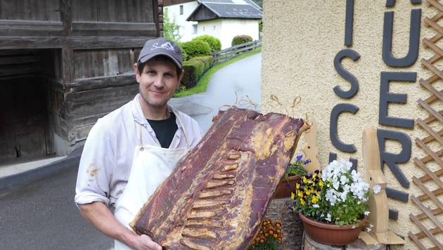 Markus Salcher's range includes Lesachtal bacon as well as leg ham, which is famous throughout Carinthia. (Bild: Dengel Waltraud)