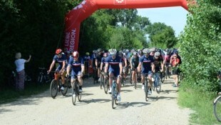 Das Feld war groß: Mehr als 400 Radler starteten von der Finklacke zu zwei unterschiedlich ...