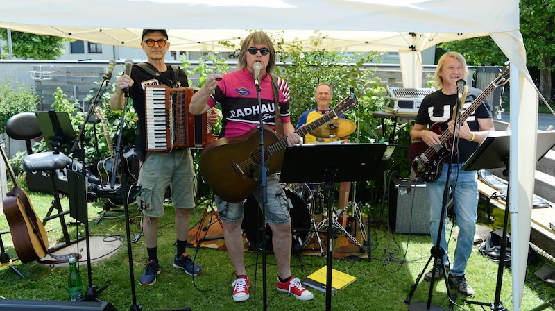 The Johnny Kiss Band played for the sporty cyclists in the "Laberei" in Apetlon. (Bild: Hafner/ Tour de France)