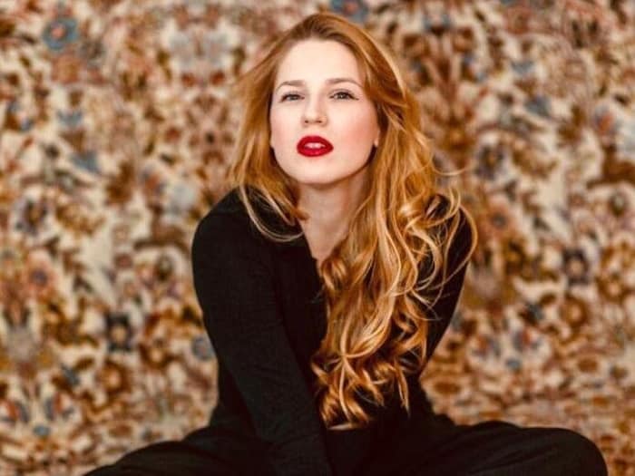 Soprano Amélie Hois seduces with baritone Daniel Gutmann with opera and operetta duets 