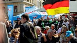 Anhänger der AfD bei einer Wahlkampfveranstaltung in Dresden  (Bild: AFP)