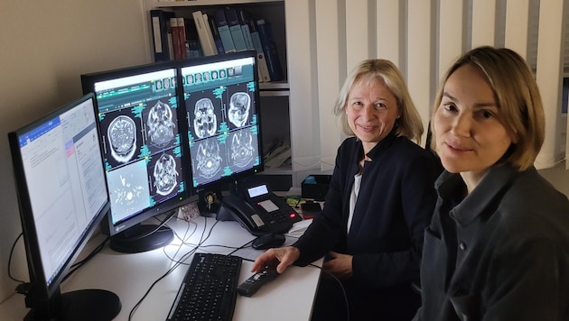 Elfriede Linhart (left) and Silke Nowatschek have been running an MR diagnostics center in Mistelbach for six years - the only one in the wide region of the north-eastern Weinviertel. (Bild: Andreas Leisser)