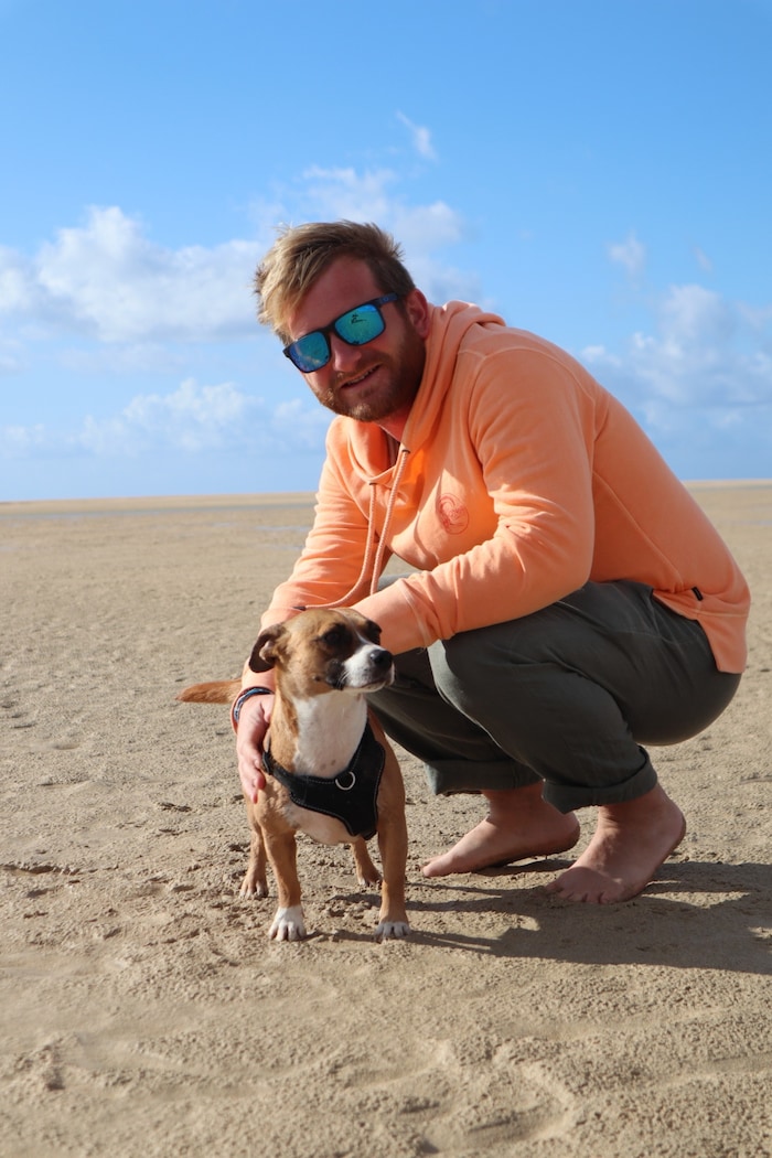 Martin und „Karla“ am Strand. Sie liebt es im Sand herumzutoben. 