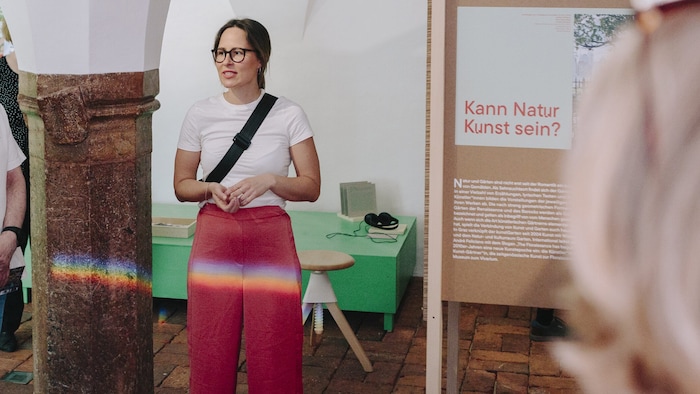 Catalin Betz bei einer Führung durch die Schau im GrazMuseum.