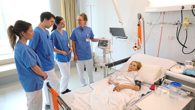 V. li.: Studenten, Trainerin Tina Schöberl und Patientin Peters im Krankenzimmer. (Bild: Jöchl Martin)
