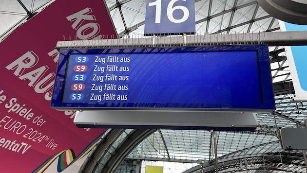 Train canceled! The negative news during the European Championships is not an isolated incident. (Bild: Rainer Bortenschlager)