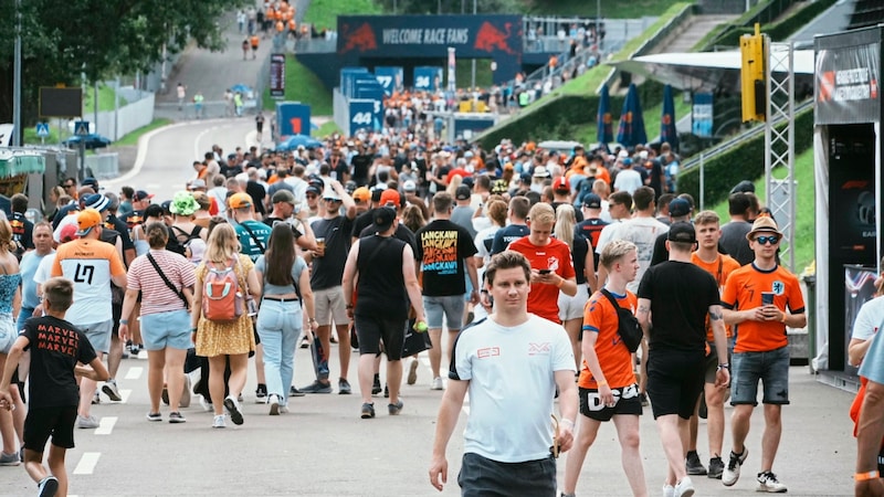Thousands are already strolling around the race track. (Bild: Pail Sepp/Sepp Pail)