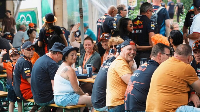 Die Fans sind bereits in Feierlaune.