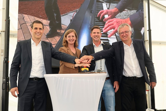 Markus Stäblein (CEO NXP Austria), Barbara Eibinger-Miedl (ÖVP), Mayor of Gratkorn Michael ...