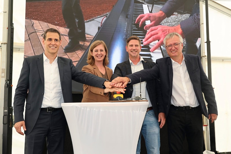 Markus Stäblein (CEO NXP Österreich), Wirtschaftslandesrätin Barbara Eibinger-Miedl (ÖVP), Bürgermeister Gratkorn Michael Feldgrill (SPÖ) und Wolfgang Steinbauer (CTO NXP Österreich) drücken den Knopf, der das erweiterte Firmengebäude eröffnet. (Bild: Jauschowetz Christian)