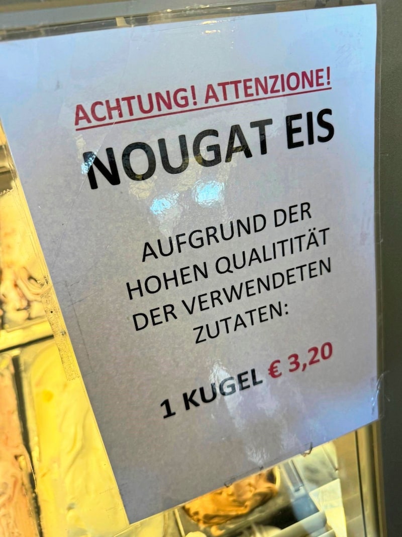 An der Vitrine werden die Kunden darauf hingewiesen, dass eine Kugel von der Eissorte Nougat 3,20 Euro kostet. (Bild: Patrick Puchinger)