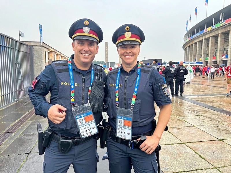Head of operations Katrin Horn with her Klagenfurt colleague Maximilian Grießer on European Championship police duty for Austria (Bild: zVg)