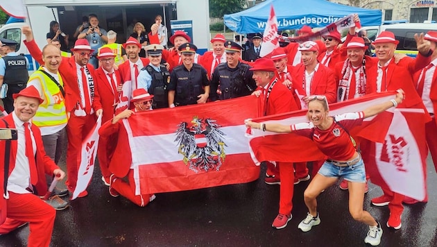 Katrin Horn and her colleague Maximilian Grießer surrounded by red-white-red fans in high spirits. (Bild: zVg)