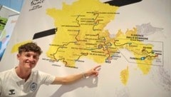 Felix Gall erklärte der „Krone“ die Tour-Strecke: „Ich habe mir ein paar Etappen vorab angeschaut, der Auftakt wird gleich sehr hart.“ (Bild: Birbaumer Christof)