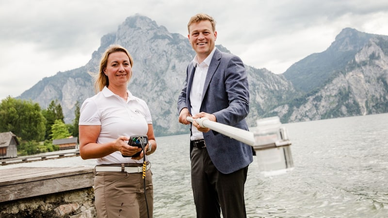 Provincial Councillor for the Environment and Climate Stefan Kaineder and Head of the Water Quality Inspectorate Sabine Kapfer take a water sample from Lake Traunsee (Bild: Reinhard Hörmandinger )