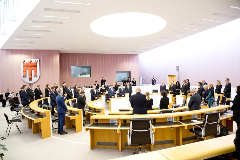 The members of the Vorarlberg state parliament during the minute's silence. (Bild: Mathis Fotografie)