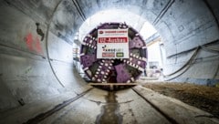 Die speziell für den Ausbau der U2 angefertigte Tunnelvortriebsmaschine (Bild) wird langsam startklar gemacht. (Bild: APA/Wiener Linien/Tobias Holzer)