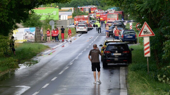 Einsatzkräfte nahe dem Bahnübergang, auf dem ein EuroCity-Zug mit einem Bus kollidierte