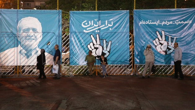 Massud Peseshkian plakátja a reformpárti táborból (Bild: AFP/Raheb Homavandi)