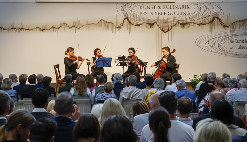 Zur Eröffnung der heurigen Festspiele am Donnerstag spielte Philipp Preimesberger mit dem Varietas Ensemble Wien auf der Burg Golling. (Bild: Tschepp Markus)
