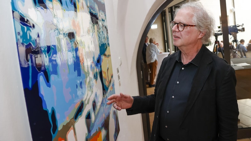Künstler Konrad Winter vor einem seiner Werke. Die Ausstellung auf der Burg Golling ist noch bis Ende August zu sehen. (Bild: Tschepp Markus)