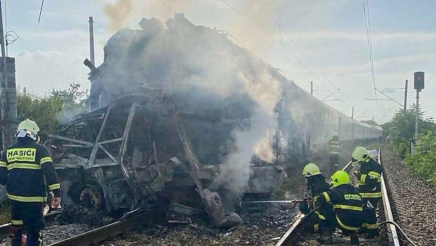 Six people died in a collision between an express train and a bus in Slovakia. (Bild: AFP/Police of Slovak Republic)