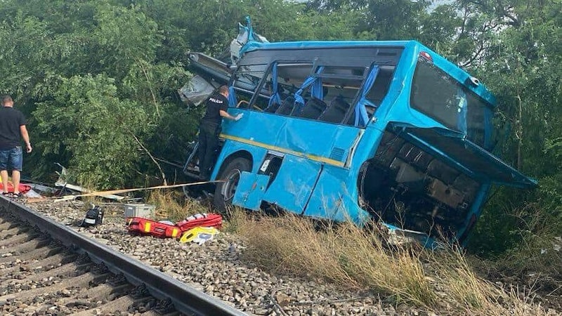 The bus was literally torn apart when it collided with the train. (Bild: AFP/Police of Slovak Republic)