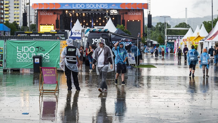 Der Schauer war kurz, aber kräftig – so waren bei der Lido-Eröffnung Regenponchos heiß gefragt.