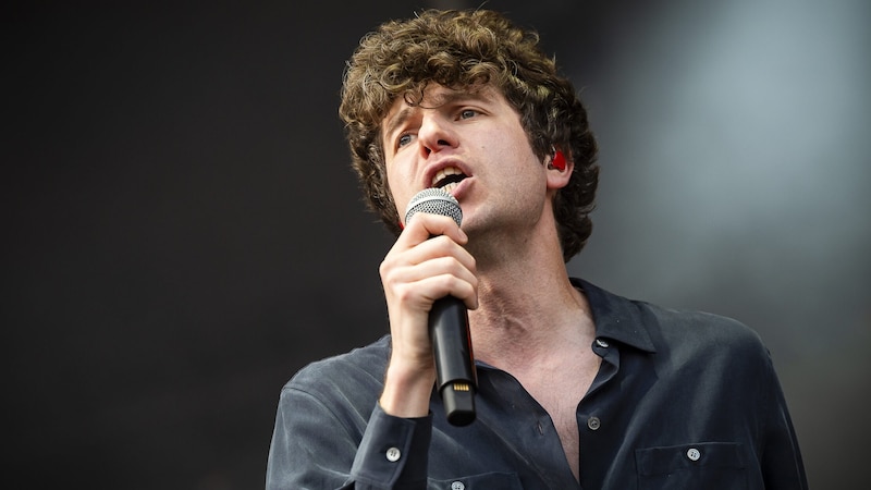 The hairstyle is just right, as is the voice - The Kooks singer Luke Pritchard delivered a very solid performance. (Bild: Andreas Graf)